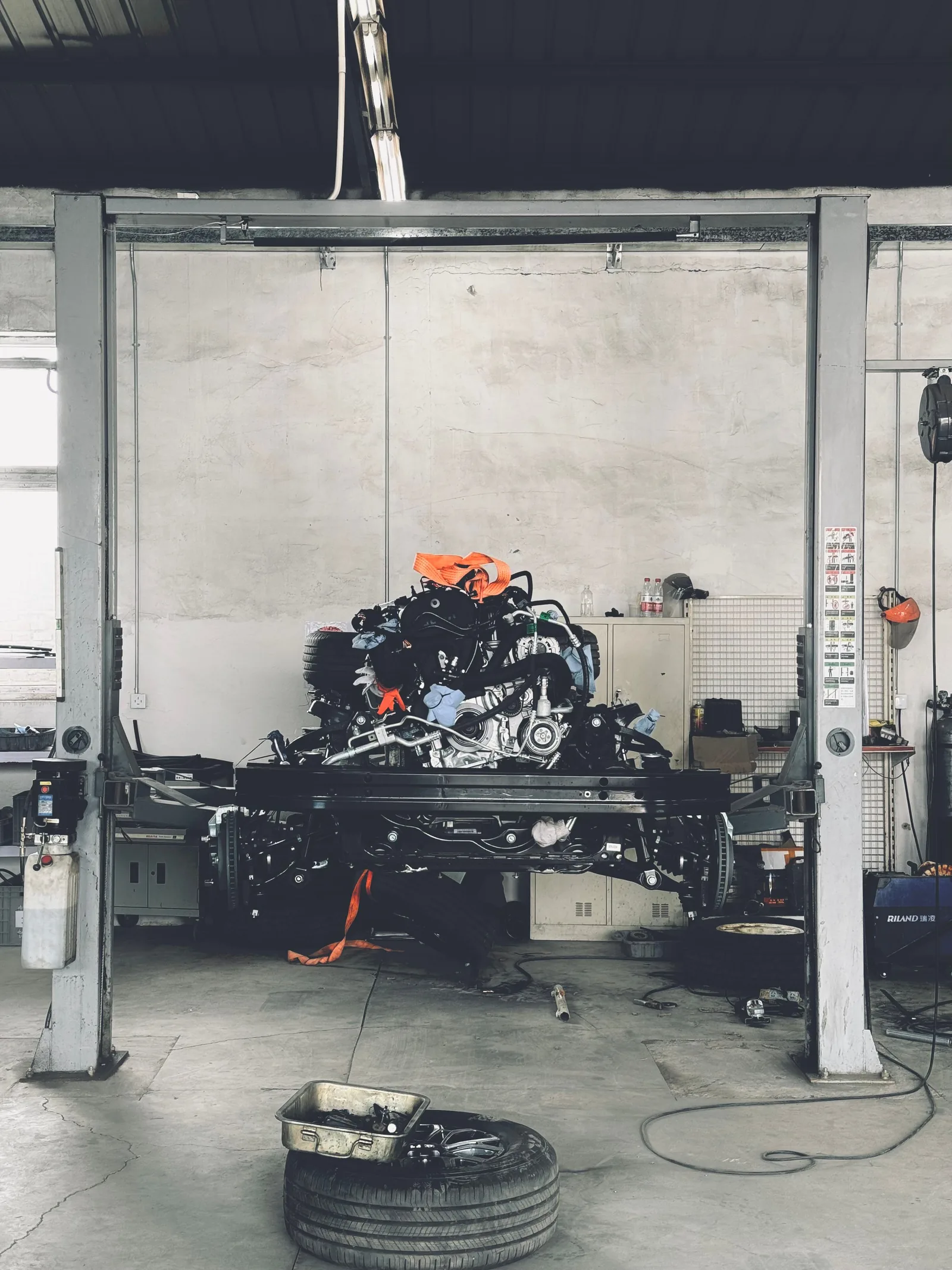 Trabajo mecánico en taller automotriz